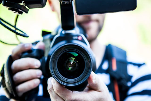 Online Creator with DSLR Camera